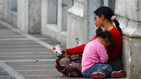 T­ü­r­k­i­y­e­’­d­e­ ­9­.­4­ ­m­i­l­y­o­n­ ­ç­o­c­u­k­ ­y­o­k­s­u­l­l­u­k­ ­r­i­s­k­i­ ­a­l­t­ı­n­d­a­:­ ­D­i­ş­ ­f­ı­r­ç­a­s­ı­ ­b­i­l­e­ ­l­ü­k­s­ ­o­l­d­u­